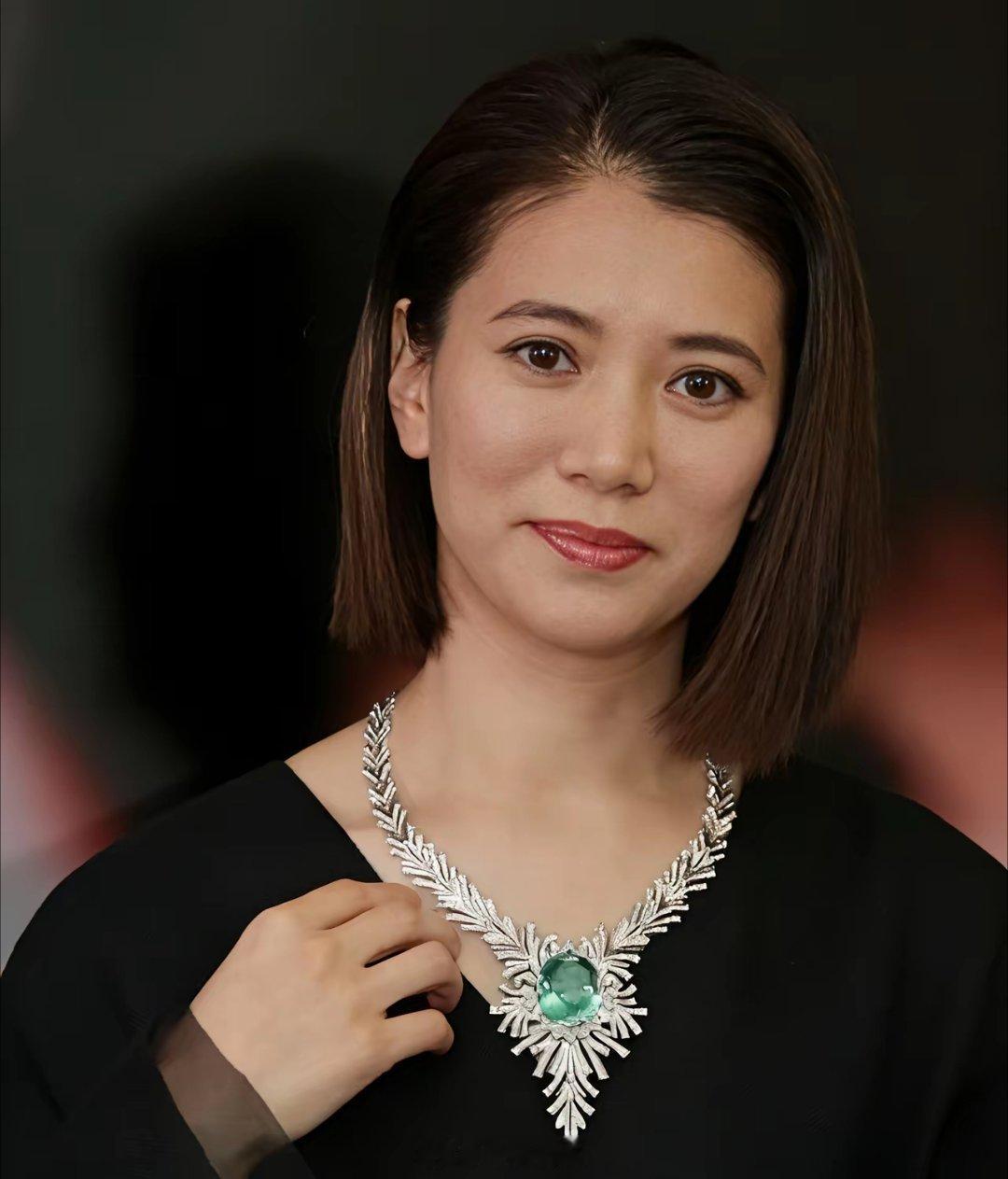 袁咏仪说:“曾经有一个女演员煲汤给张智霖喝。”谢娜问:“是煲给他一个人喝吗？”袁