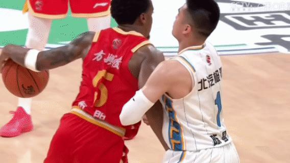 陈盈骏务必注意的点：再多一个违体犯规就要被停赛一场。昨晚比赛里，陈盈骏因为拉下布