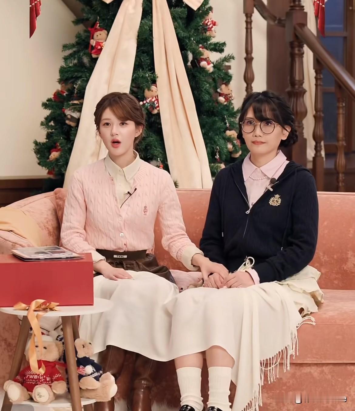 1月7日，赵露思最新直播动态，不光带闺蜜上直播，还带粉丝上自己的商务直播间！直