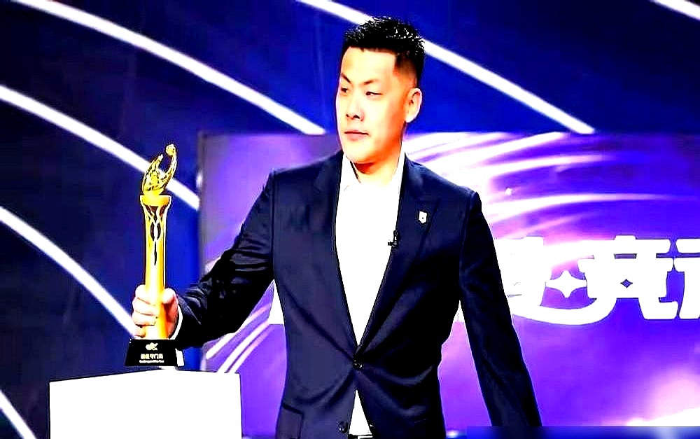 33岁，俱乐部只给一年合同，还得降薪。高准翼28岁正值巅峰，直接三年长约锁死。