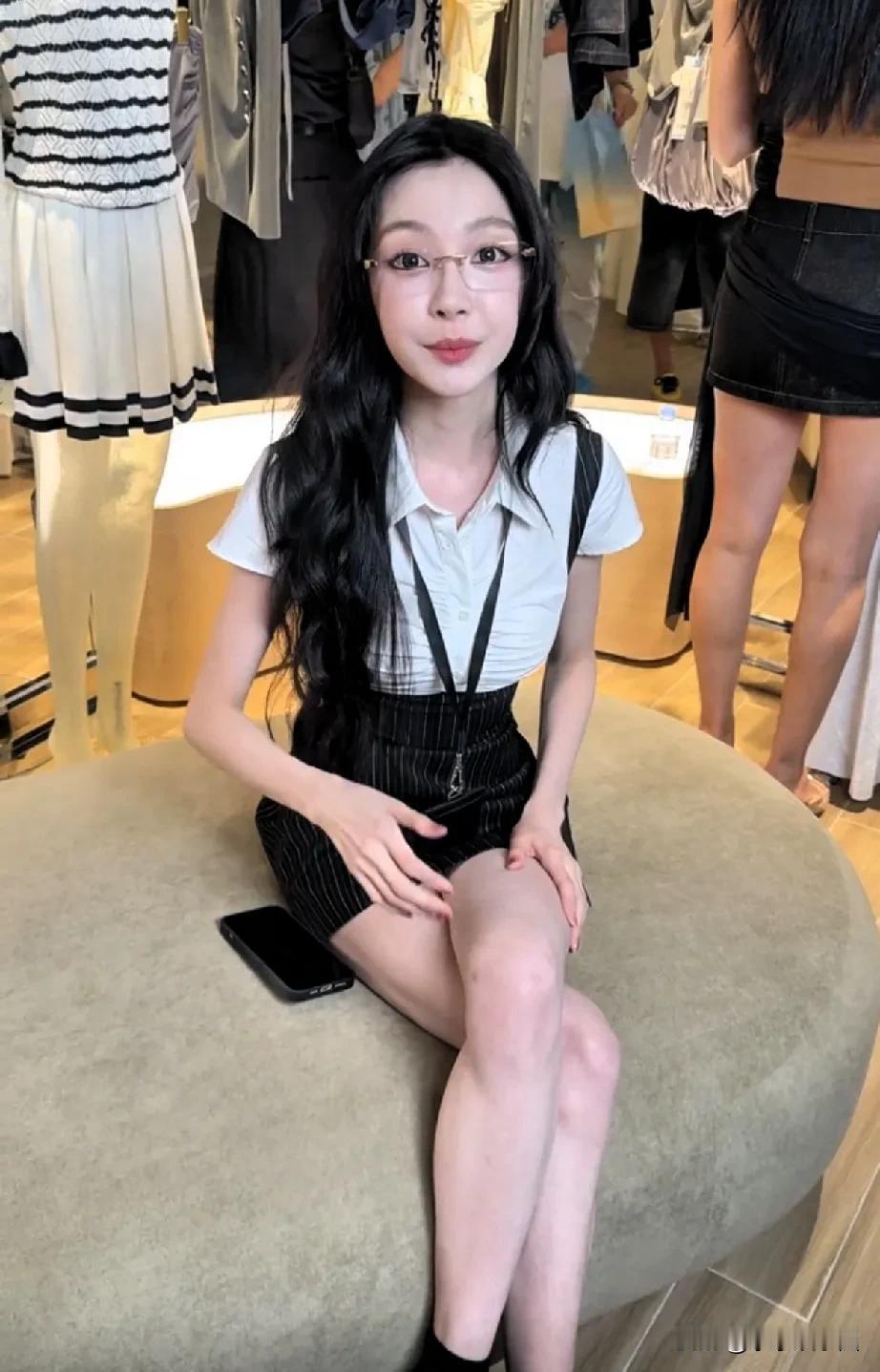 易梦玲这长相，真让人看不懂！大脑袋小身板，跟大头娃娃似的。一个网红非要往娱乐圈挤