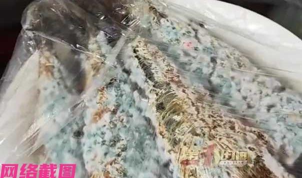 四川有女子看见家里冰箱里的鱼，放的都发霉，肯定不能食用了，可家里的妈妈又拿出来用