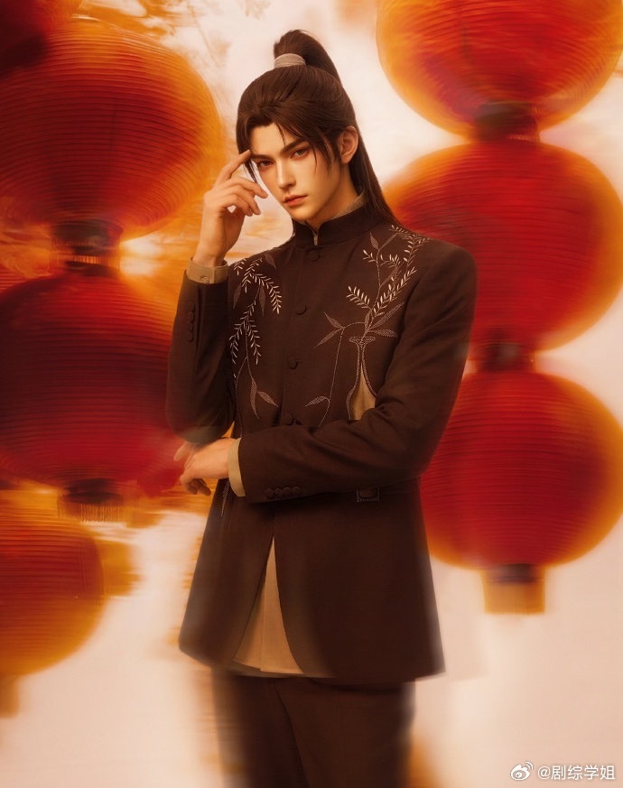 国漫首个开年封夯爆了辰南这张开年封也太绝了吧！暖橙云霞铺展成万丈战场，映衬他眉