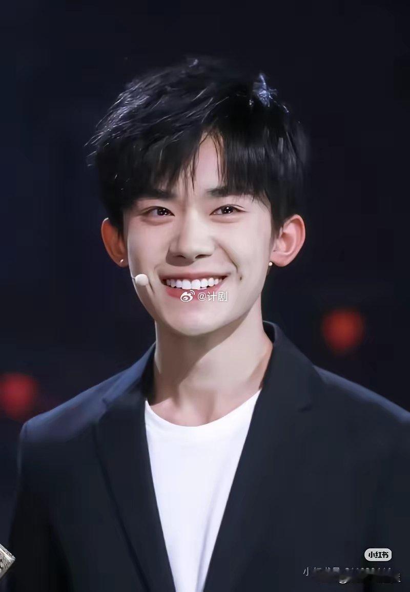 易烊千玺的背后，一定有高人指点！不然年仅24岁他，第四次凭借电影《小小的我》入围