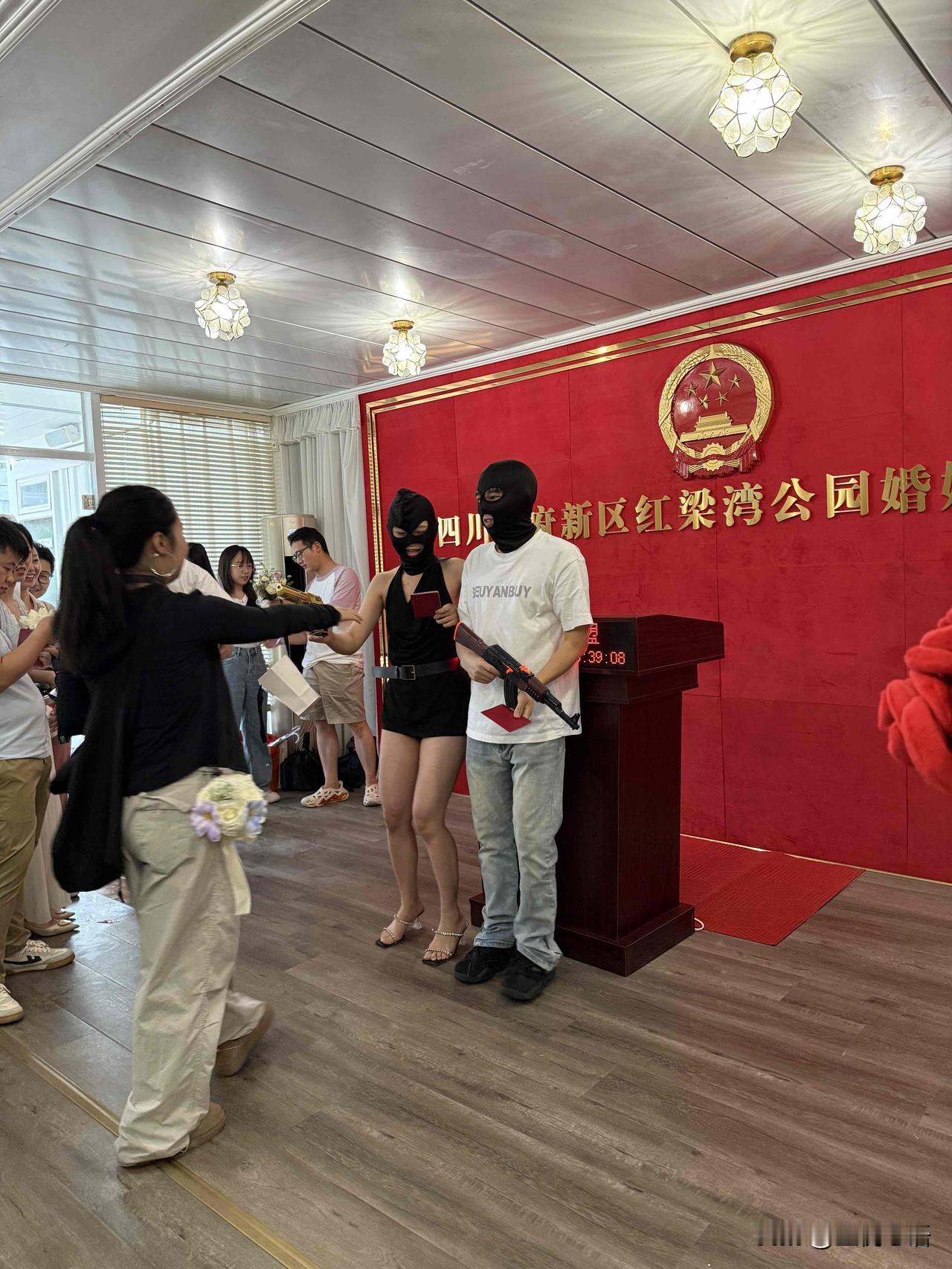 民政局结婚登记处的搞笑瞬间！正儿八经的“劫婚”估计这俩打cs认识的吧