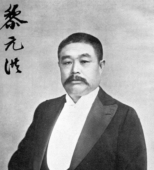 1966年6月，一伙人拿着铁锹来到了武汉华中师范学院校园内，准备挖掘民国大总统黎