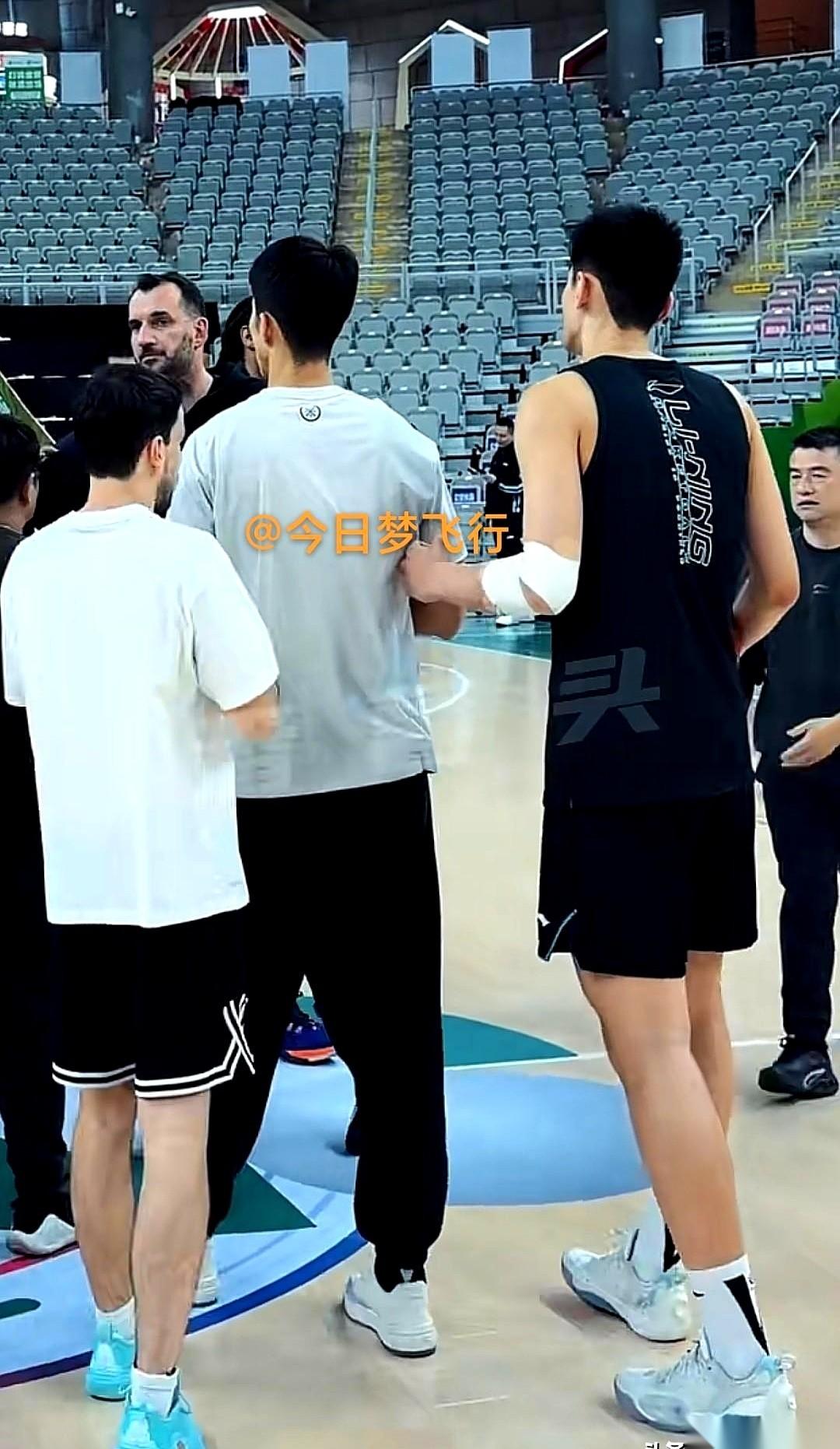 刚落脚内蒙呼和浩特，广东队那边就传来了个揪心的画面。主教练杜锋压根没跟队来，人