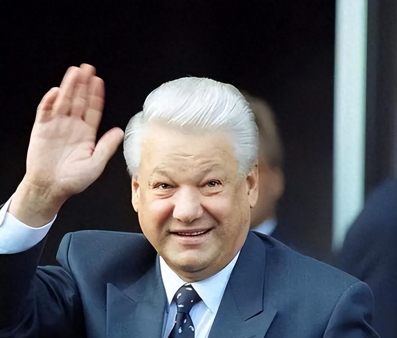 提到叶利钦，俄罗斯很多人可能只想到他把苏联弄垮，俄罗斯当时的混乱局面都怪他。经济