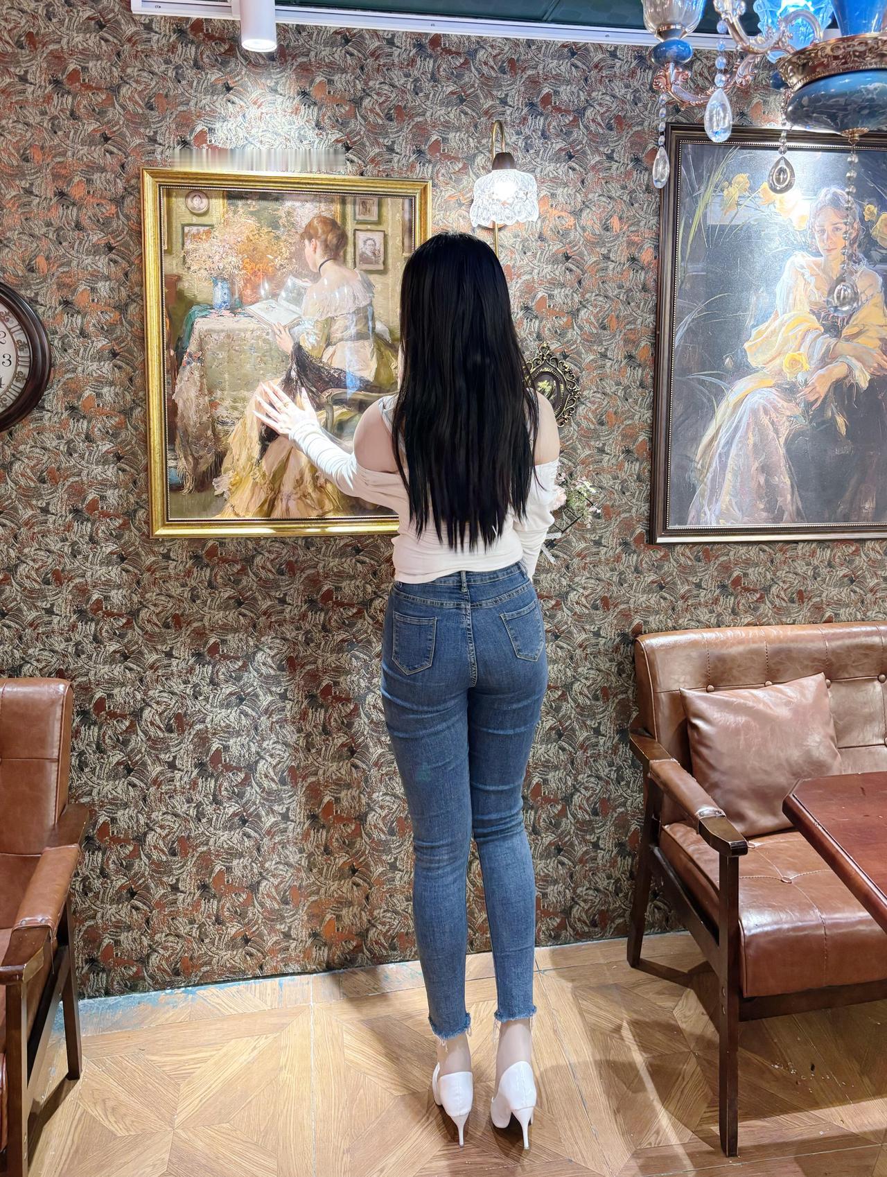 晒图笔记大赛紧身牛仔裤美女背影太绝了！