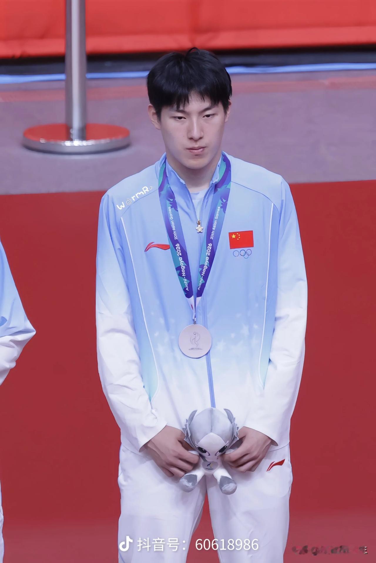 一夜之间，国乒小将温瑞博把自己的抖音账号内容全都清空了，两场比赛都输了，他要承受