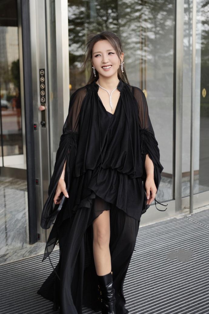 今天何洁在外出的时候搭配了一件黑色的裙子，看上去年轻又靓丽，气质超好。何洁里
