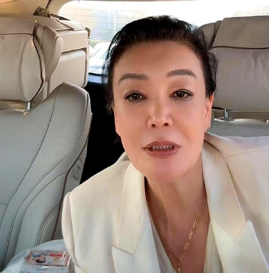 张兰手里那盘被全网唱衰的烂棋，居然活了。前两年网友追着劝她闭嘴别提家事，她