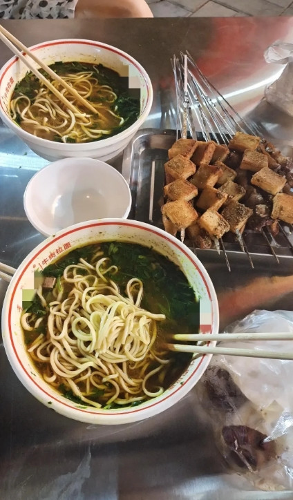 我老公一个同事38岁了，未婚，这两天跟一个打扮显小，实际年龄得有50岁左右的女人