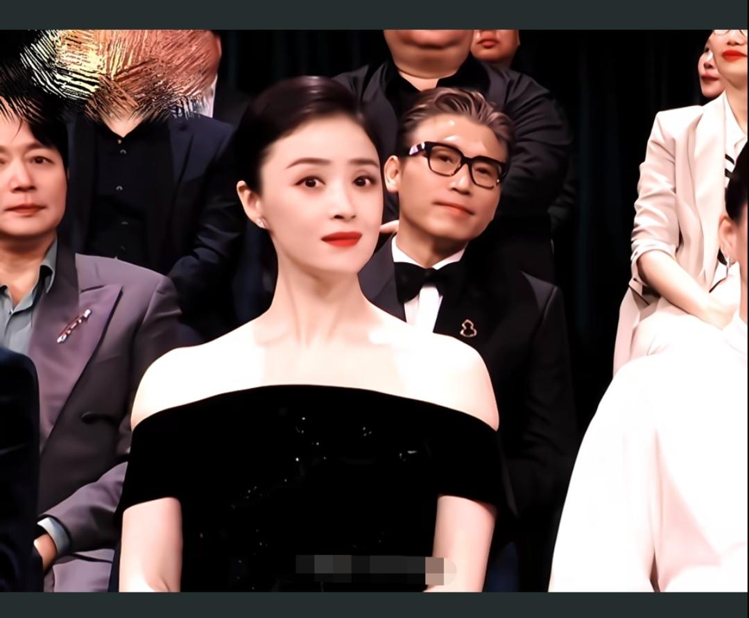 她是真的美！整颗颅骨，发际线，脸型，五官，硬美。真好看，比剧中好看！
