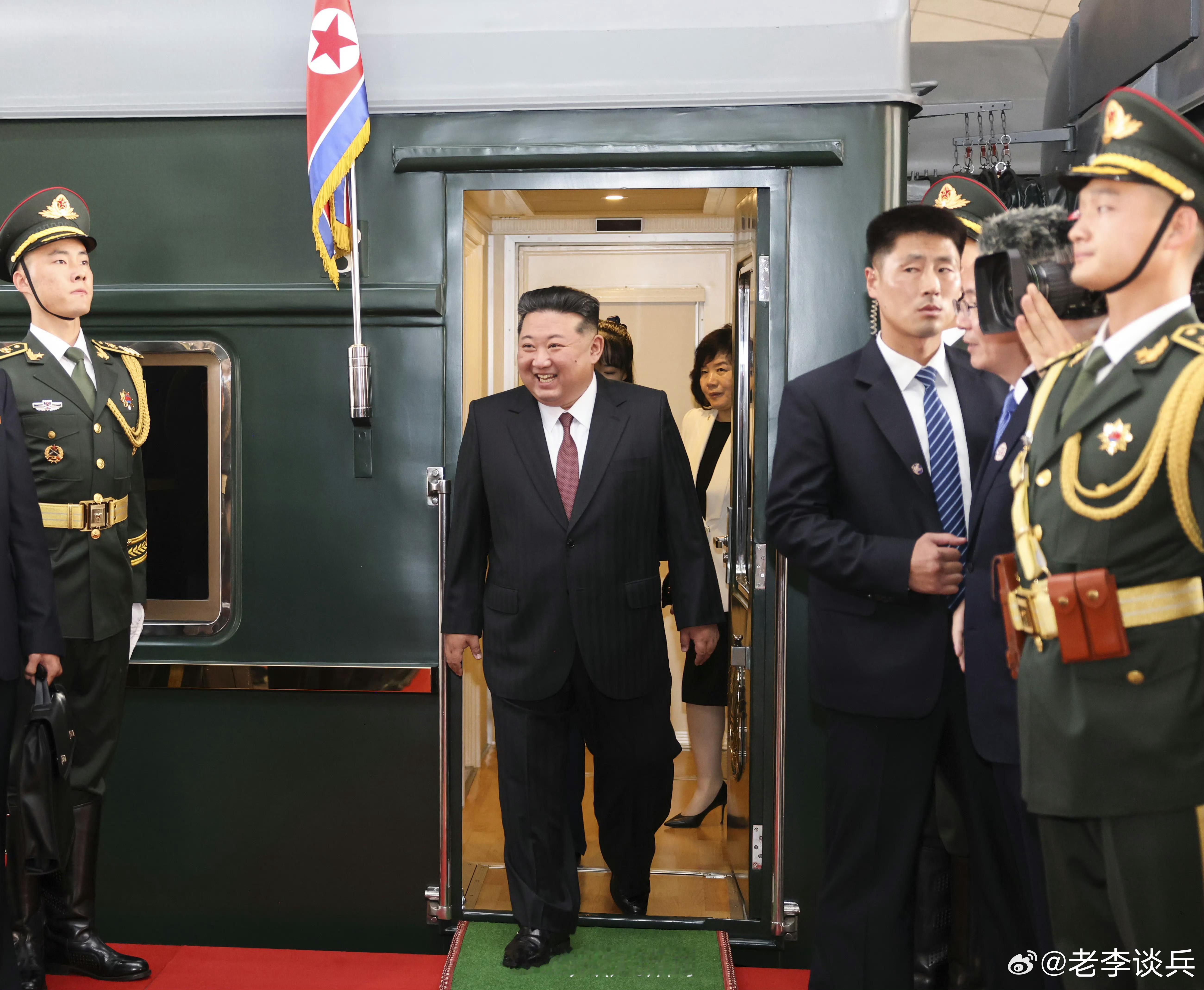 9月2日，金正恩同志抵达北京，准备出席抗战胜利80周年纪念活动。金正恩时隔6年再