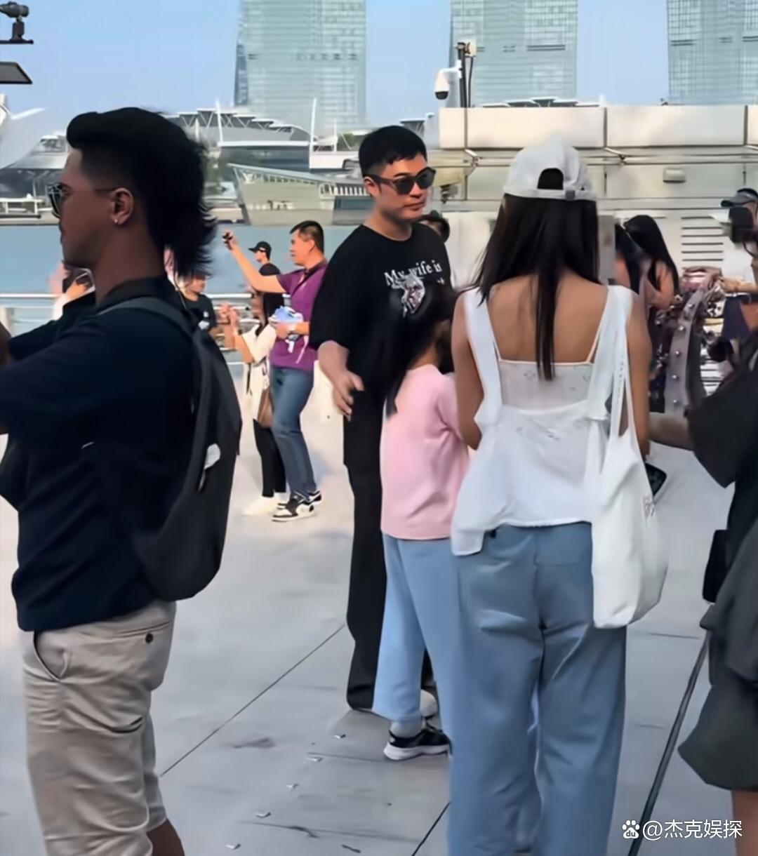 陈赫一家到新加坡游玩！俩女儿穿同款衣服，张子萱身材苗条似少女​