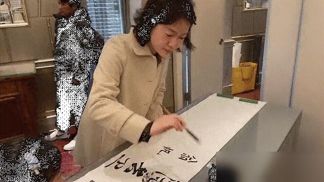 49岁的翁帆，在告别相伴二十载的杨振宁后，悄然褪去过往的灰暗与沉默。曾经她总是