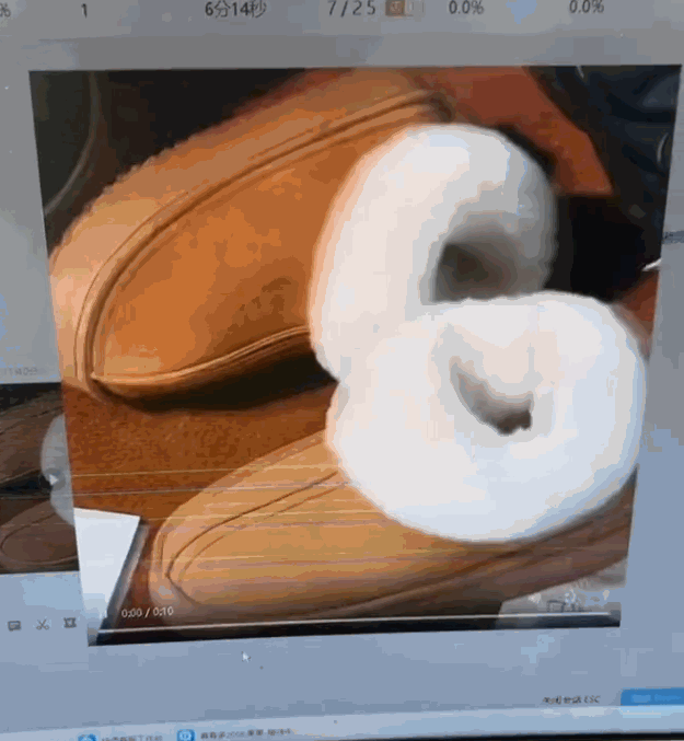 “聪明过头了！”11月30日，浙江义乌，一男子网购了一双棉鞋，可是穿了几天后鞋有