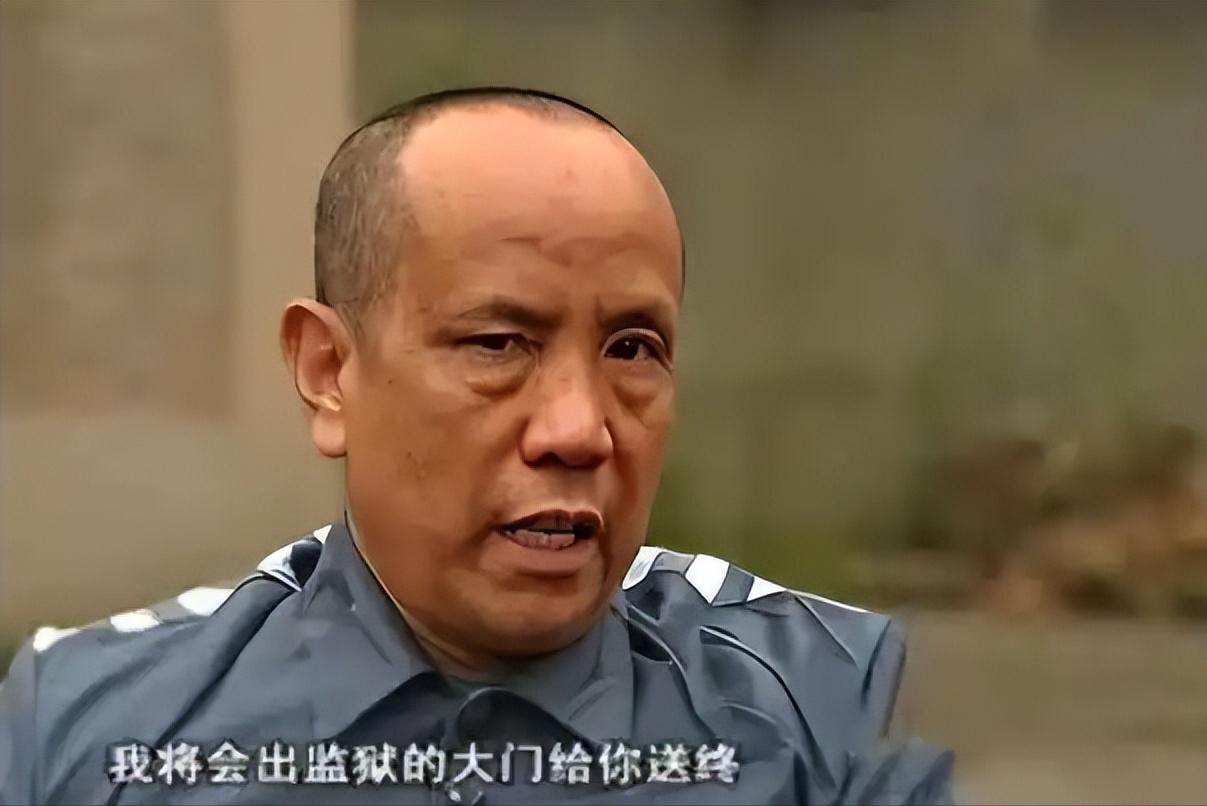 1988年，罪犯王金全趁狱警转身的空隙，一头钻进监区厕所的大便槽。从粪便槽内一寸