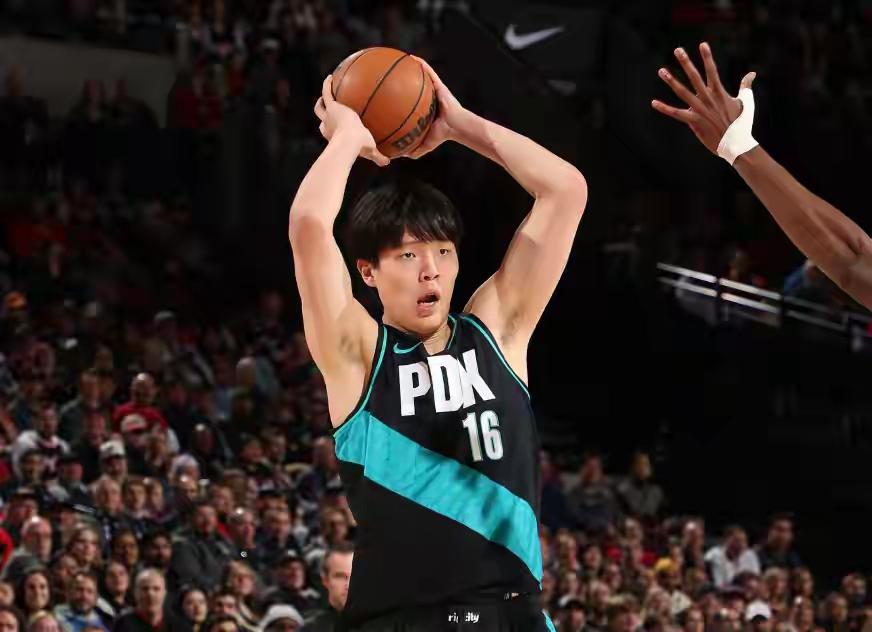 开拓者队NBA常规赛客场137比117大胜爵士队，斯普利特是真不想给杨瀚森上场机