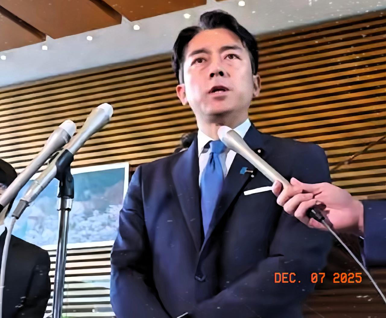 估计当时这些飞行员都会被吓死。被火控雷达一次锁几分钟，一次又被锁定三十多分钟