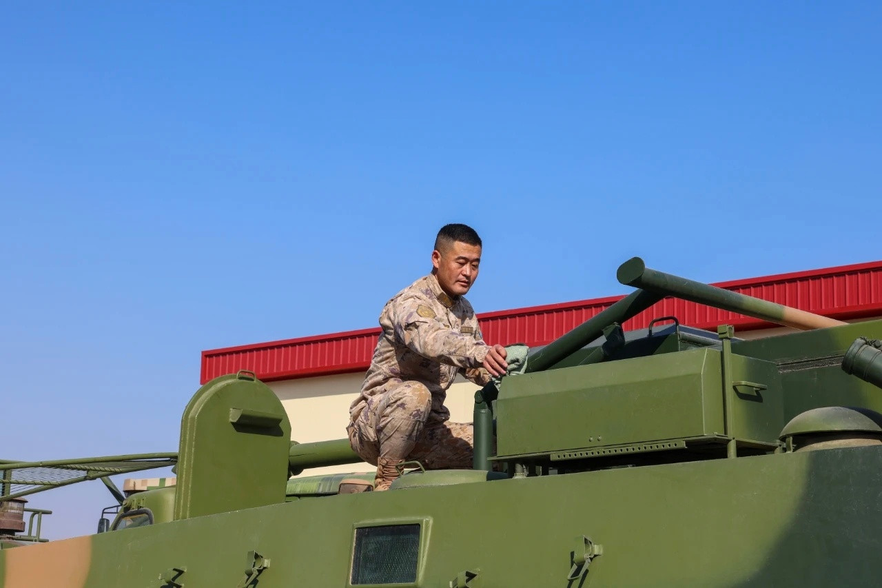 综合车载设备来看，应该是一辆综合扫雷车，但这是空军单位，大概率是未曝光过的型号。