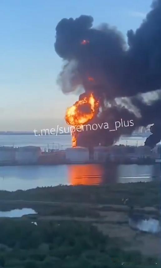 乌军导弹落在圣彼得堡，泽连斯基对外宣布"精确打击成功"。你真以为这是战场上的一次