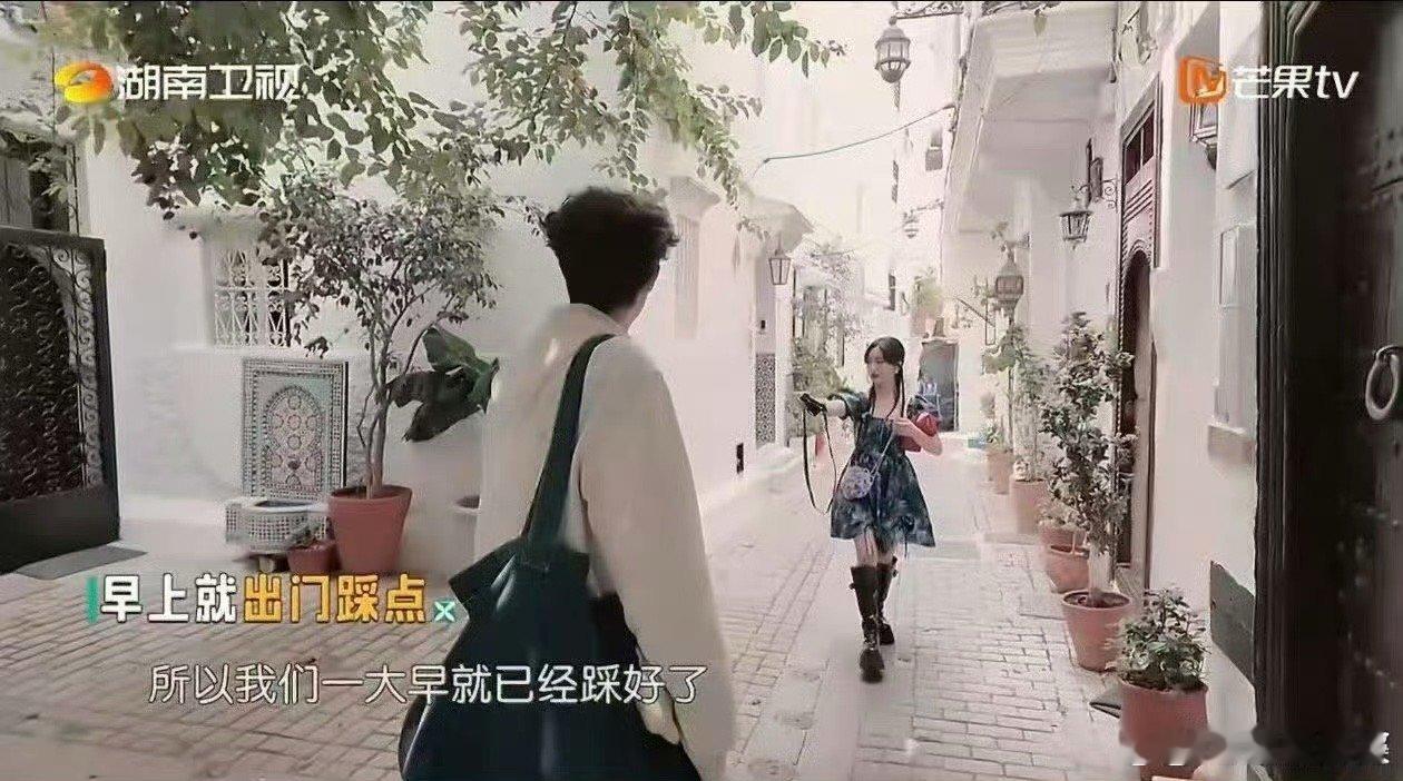 沈月干回婚庆摄影老本行《中餐厅》集体婚礼筹备中，沈月、翟潇闻、尹浩宇陪6对新人户