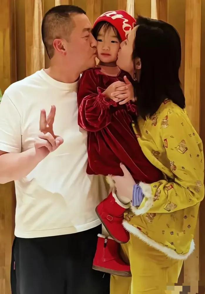 李亚鹏老婆秀恩爱了，3岁女儿被爸爸妈妈抱在中间亲吻！​​他川字纹好重，老婆神似