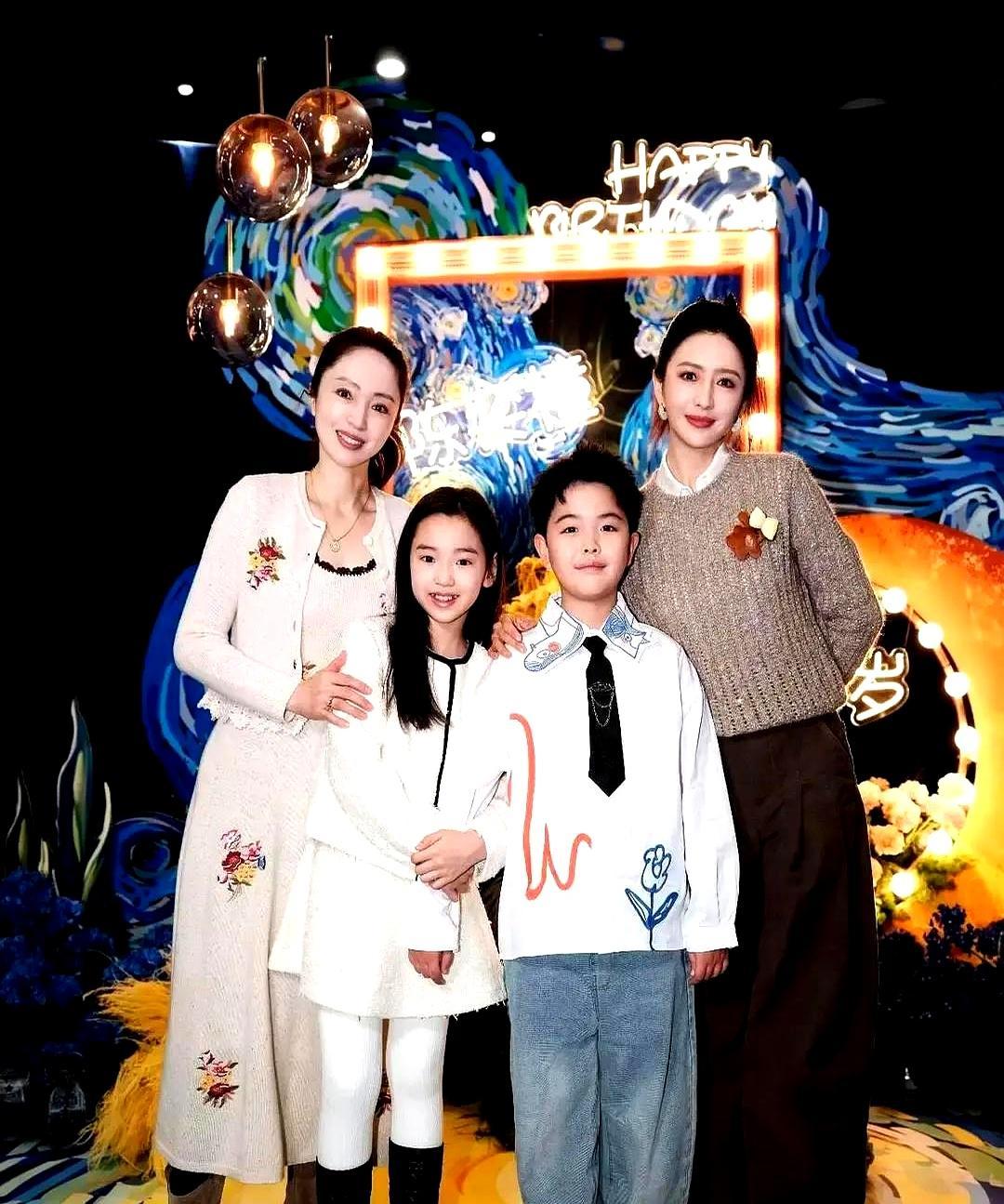 佟丽娅陈思诚再同框，默契得像从没分开过。儿子朵朵10岁生日宴，陈思诚就站在