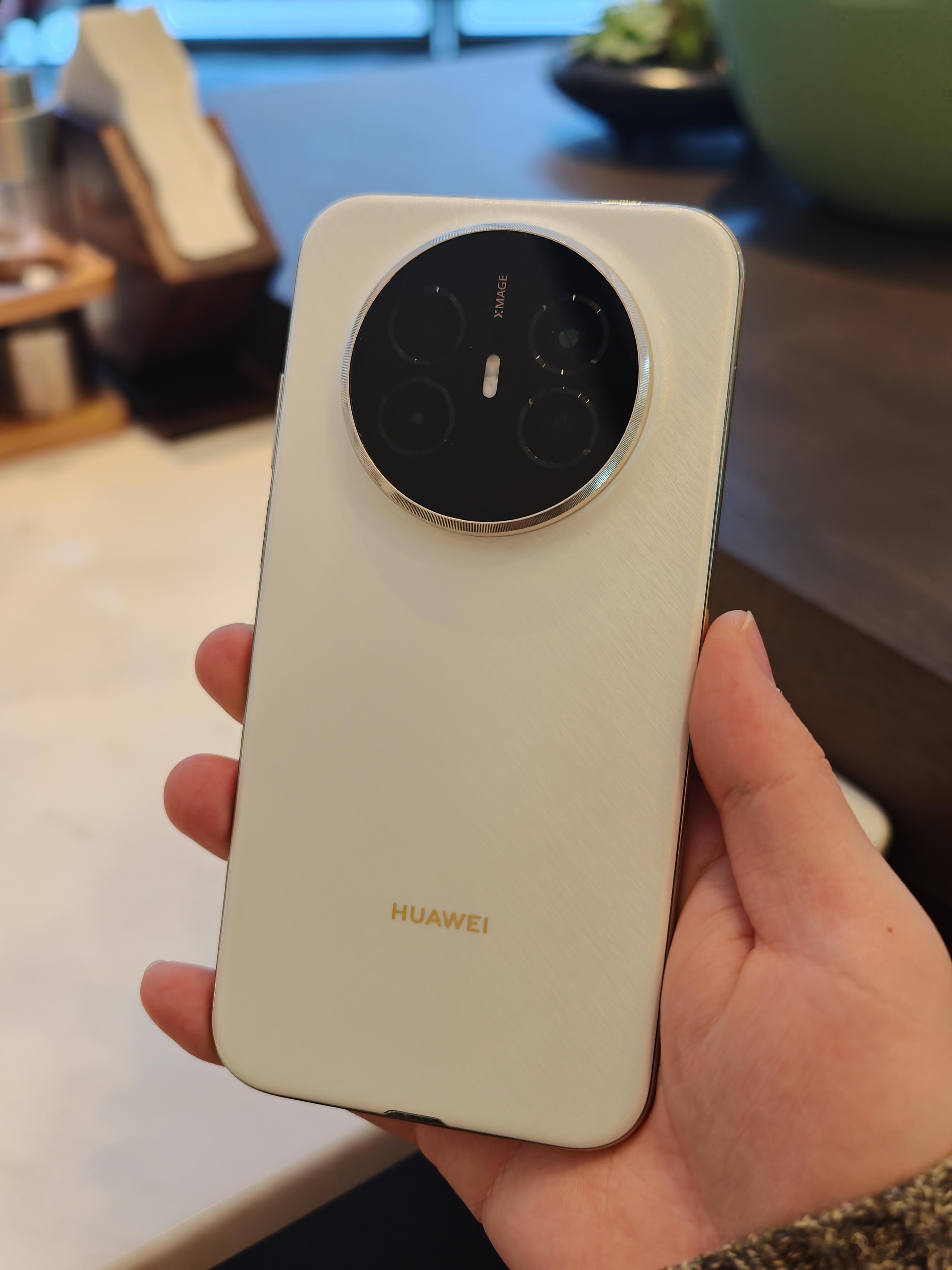 摸了摸其他媒体老师的机，好几把轻薄啊华为Mate70Air，虽说也是200多