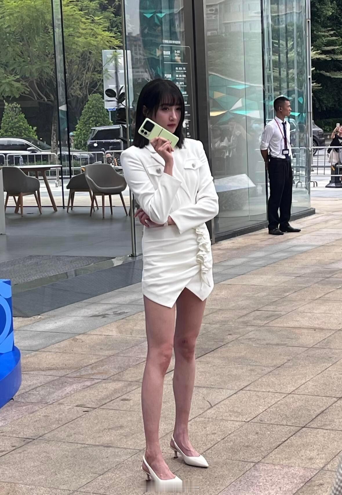 关晓彤为什么不背爱马仕了？感觉关晓彤最近都比较喜欢买腕表对包包已经很无所谓了是因