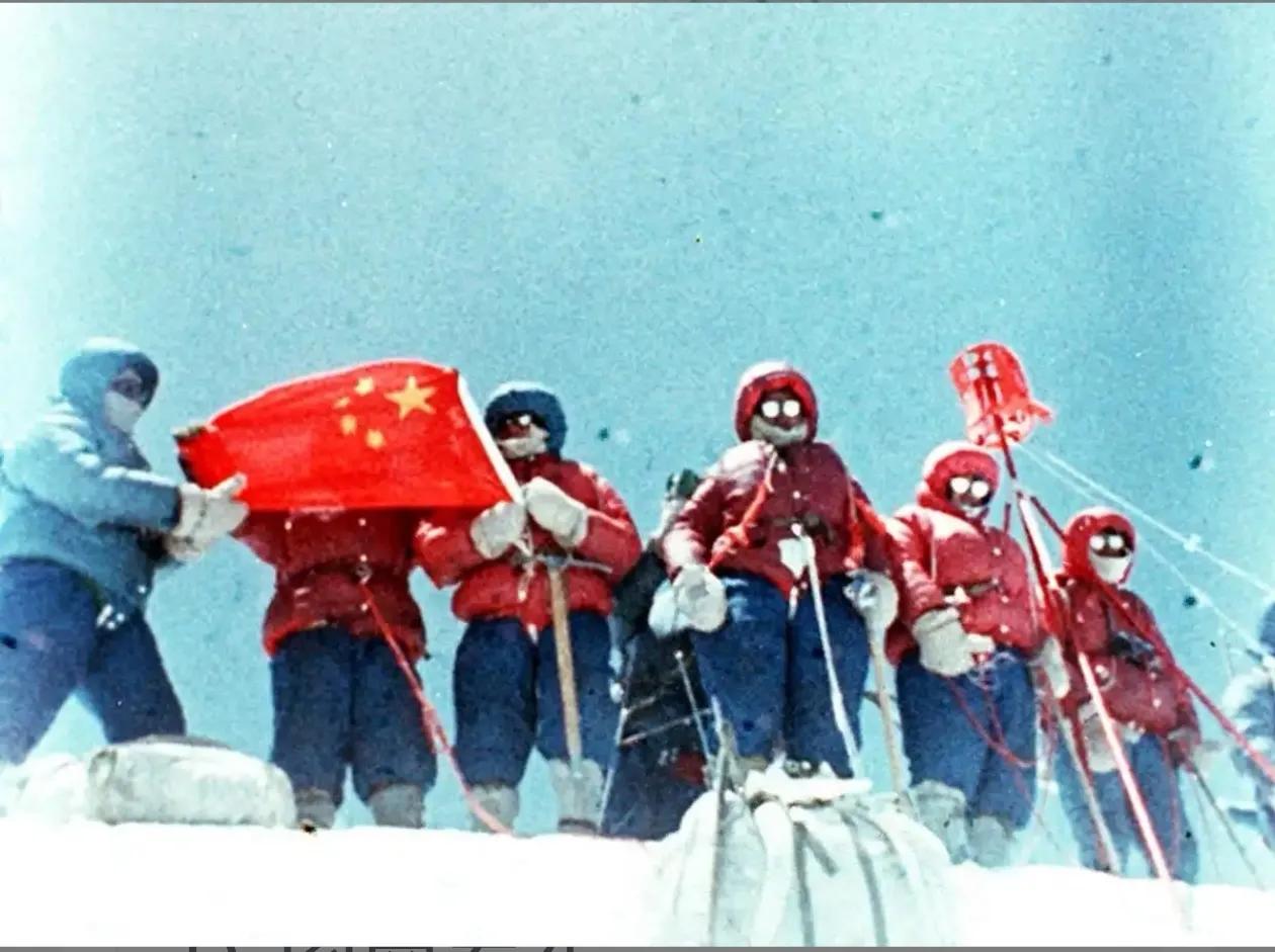为了向世界展示完整五星红旗🇨🇳宁愿国旗挡住自己的脸1975年5月27日1