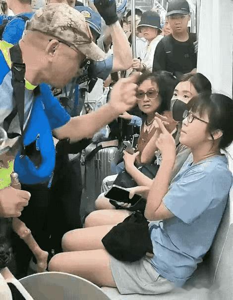 倚老卖老，恃强凌弱，像这种人绝不能退让