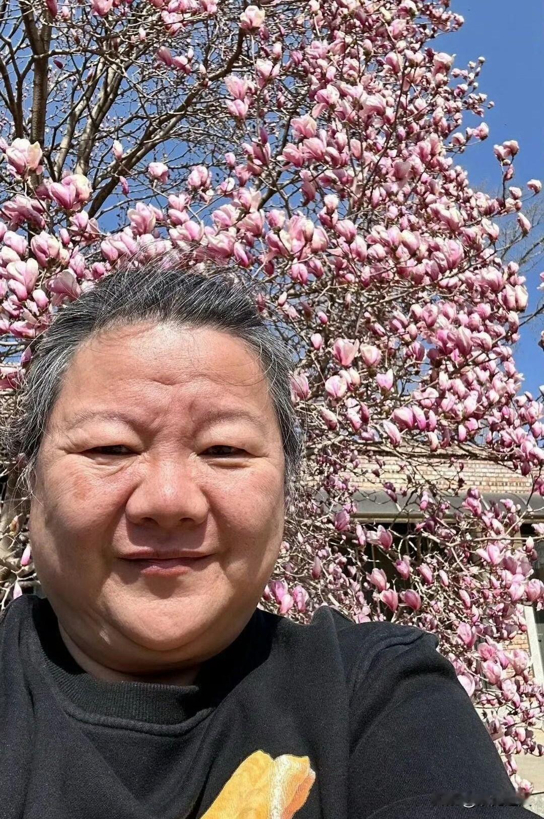 陈凯歌前妻洪晃是真牛！明明富到在北京有座大四合院，却穿得比路人还普通——不化妆、