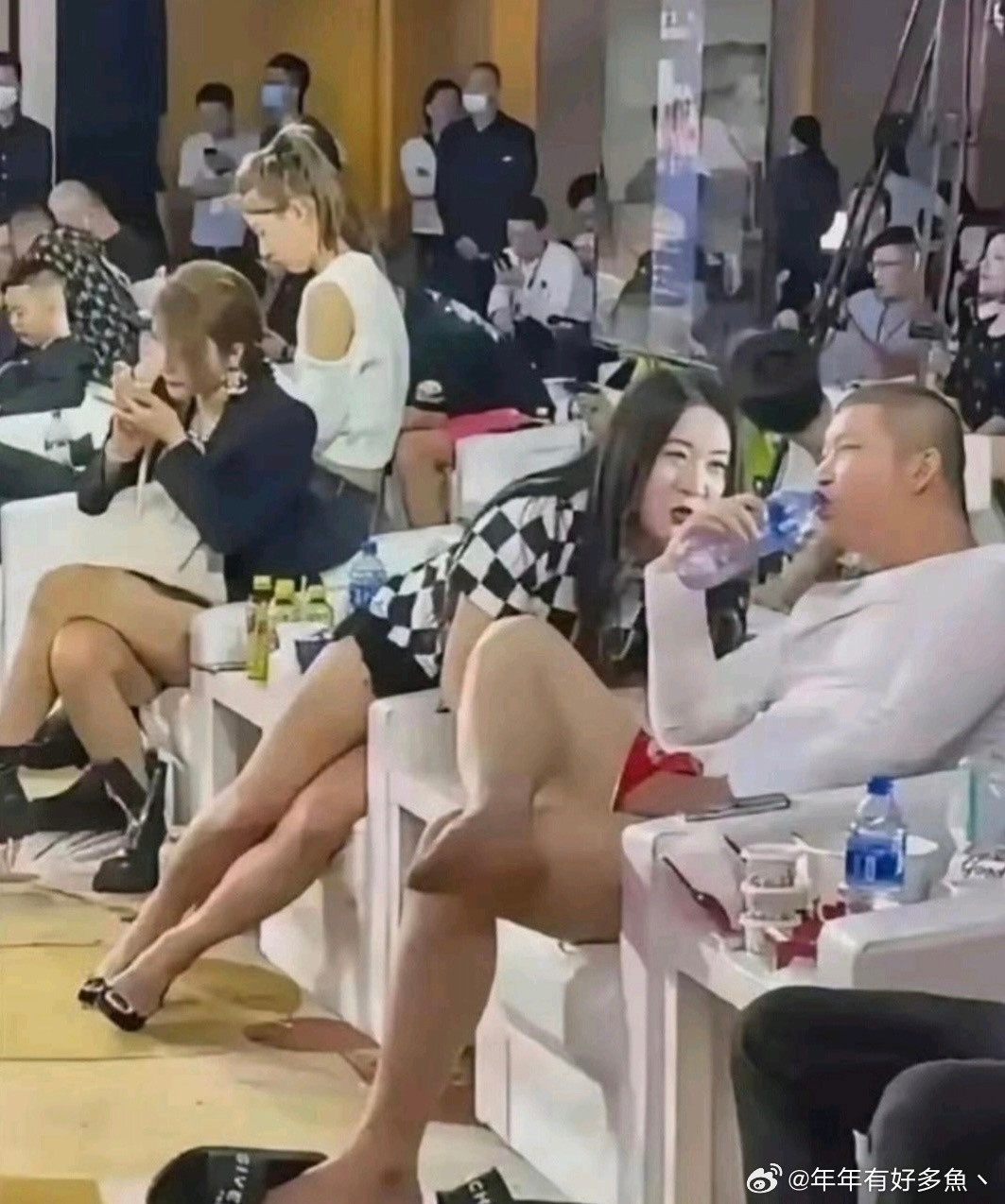 大网红聚会，这坐姿也太随性了吧