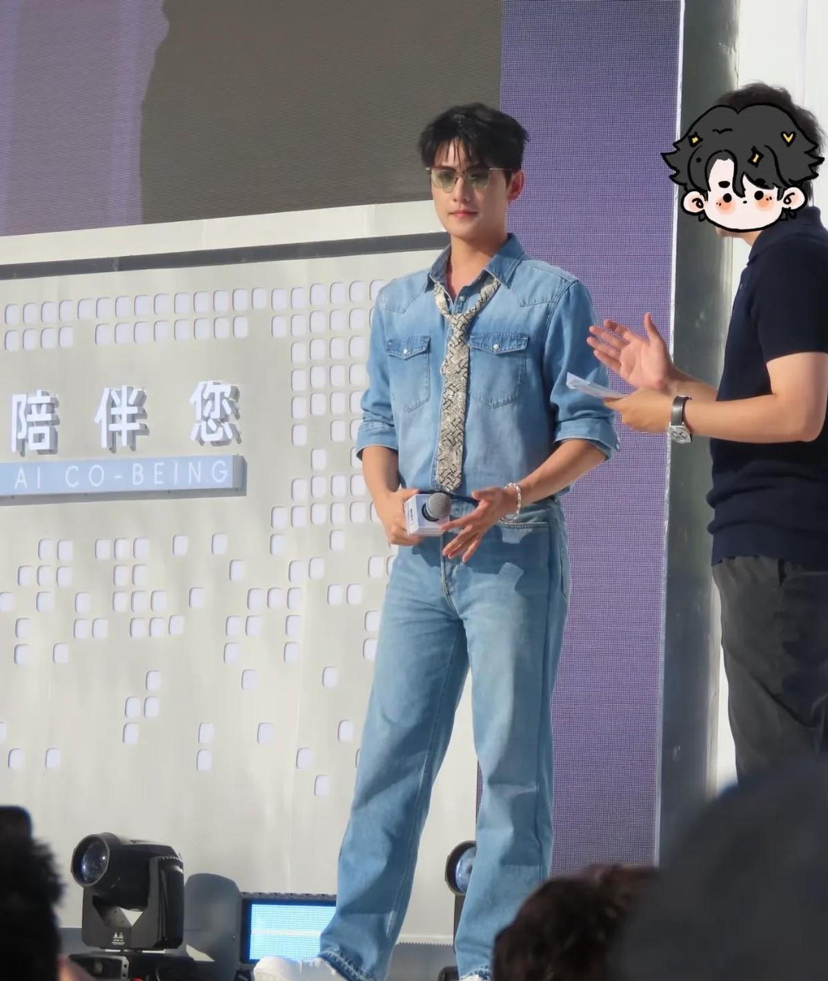 杨洋重庆活动现场一亮相，直接帅翻全场！重庆那天气热得能烤人，可粉丝们为了见