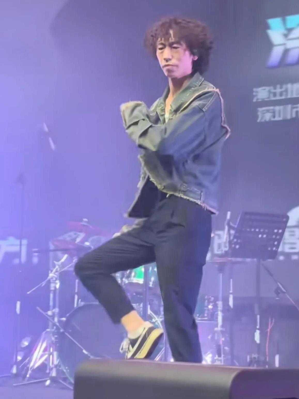 庞麦郎又到深圳去演出了。这回定价不是100元一张了，而是398一张。据说也销