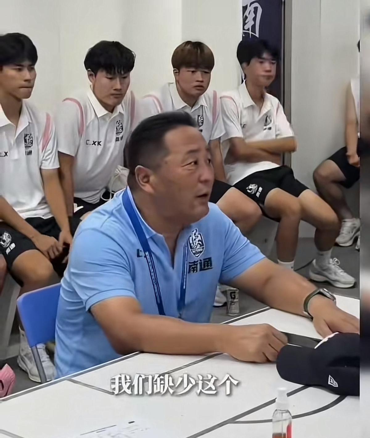 8连胜后，他们连笑都不敢再输一场，冠军直接飞走南通队把苏超踢成了拆弹现场