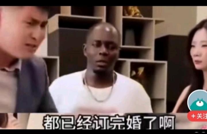 这个女子真丑恶。和男子订婚，收了男子的30万元彩礼，转头就和一个在酒吧认识的黑