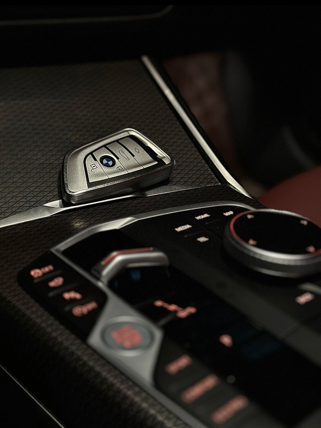 三系真难用今天来聊聊我的宝马3系，开了一年多，优点大家都知道，操控好、颜值高、