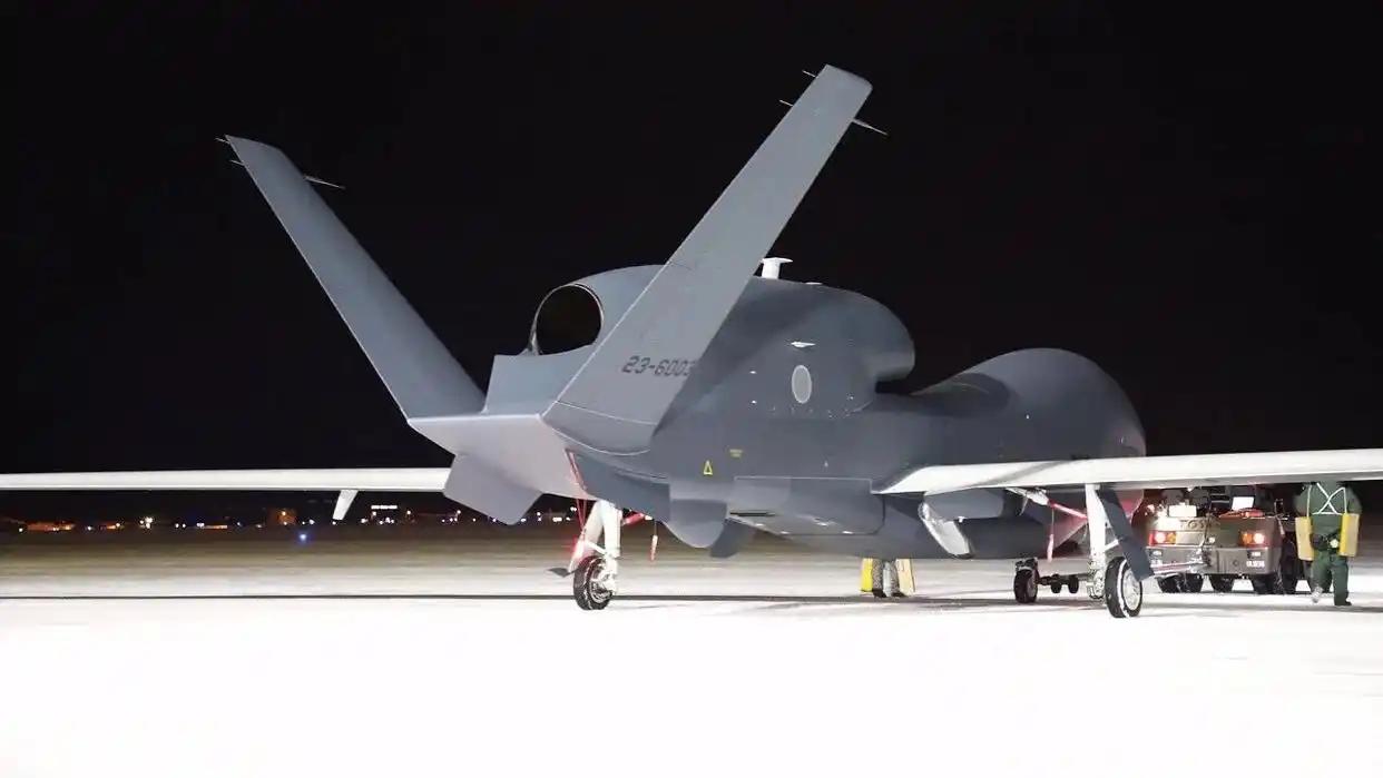 小泉进次郎被逼疯了！9月15日午间，日本航空自卫队一架从三泽基地起飞的R