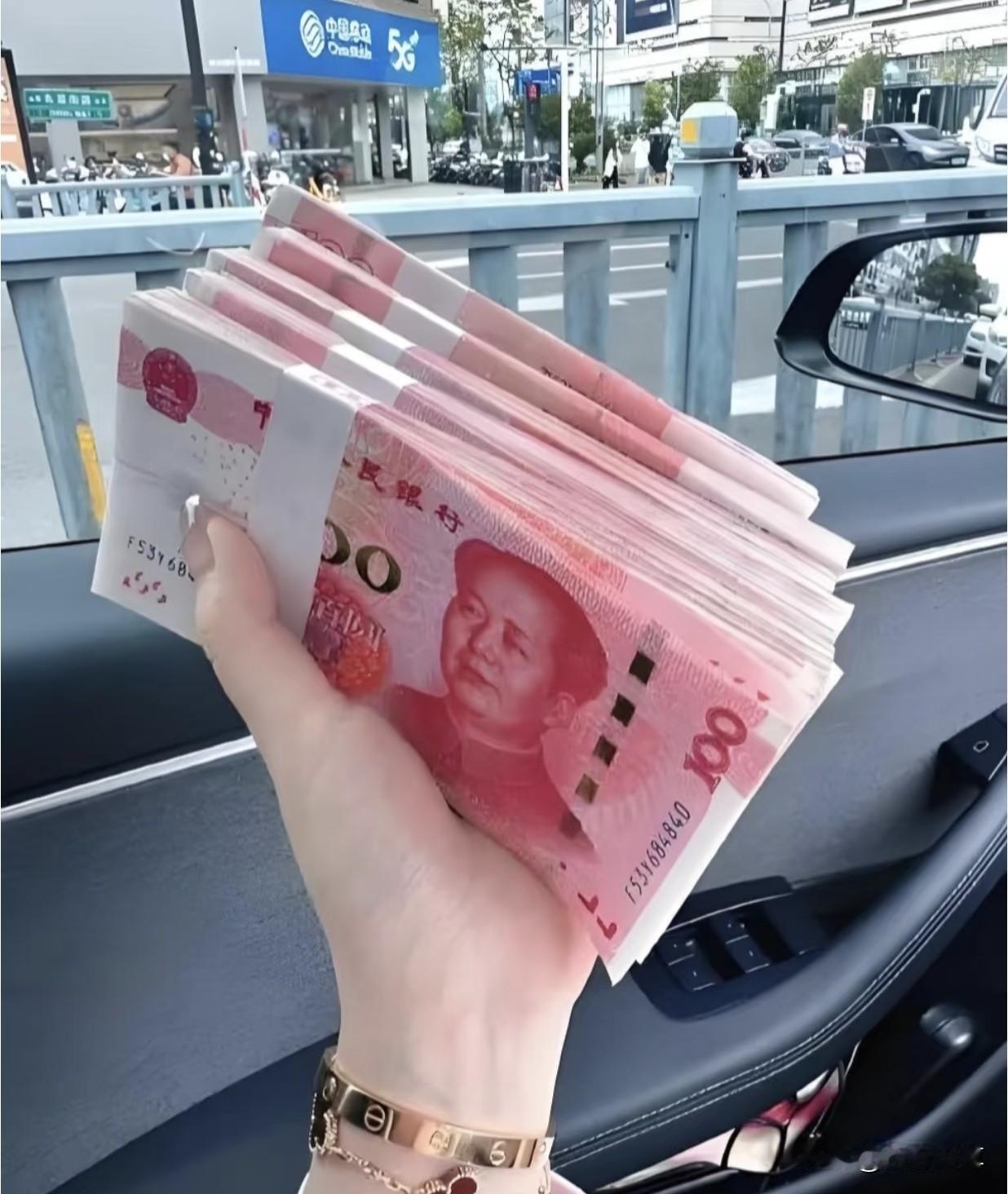 朋友来借钱，我说现在银行贷款挺容易的，我可以陪你去。朋友表示就用半个月，不想麻烦