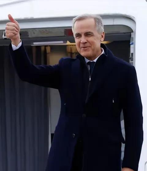 加拿大总理卡尼的专机刚在北京落地，特朗普就送了一个“神助攻”，直接断了加拿大的退