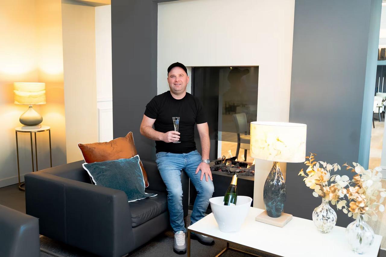 中彩票是好事还是坏事？英国一个木匠肖恩上个月中了彩票大奖360万英镑，合人民币3