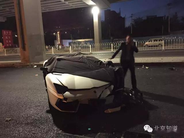 曝金晨肇事逃逸上网早的朋友应该还记得，当年李某峰的兰博基尼在大郊亭桥下那事。如