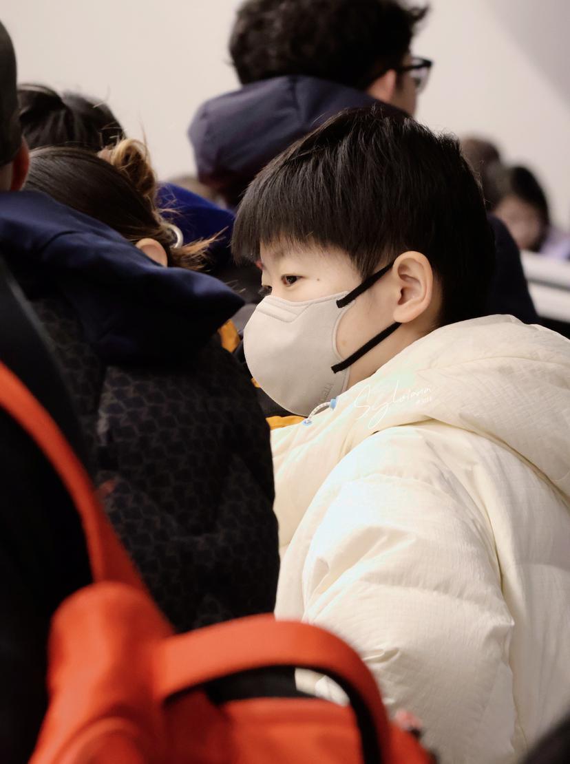 今日清晨，孙颖莎从成都飞抵香港，开启连轴转赛程，与王楚钦等国乒主力疲惫现身机场。