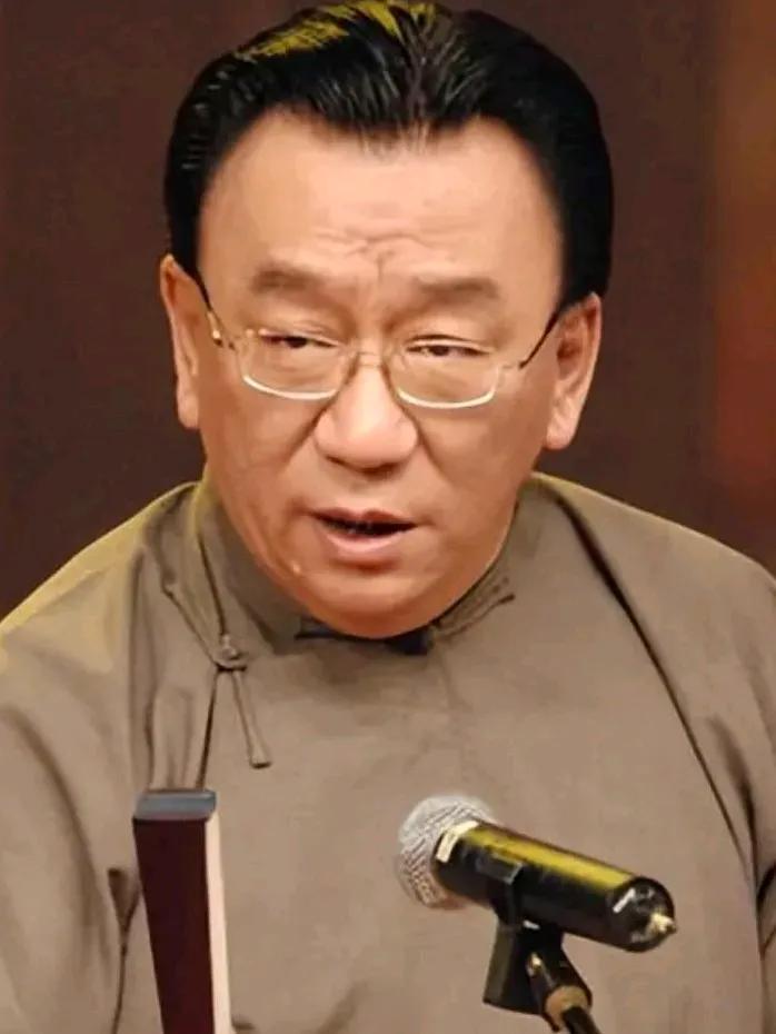 相声名家侯耀华揭秘不参加杨议拜师仪式的内幕，刚刚侯耀华直播时首次回应杨议：我首先