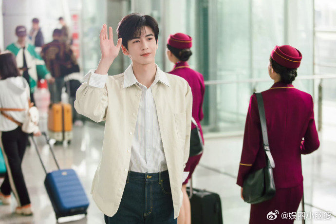 张凌赫别试探了你的设计很有市场一个夹菜的小动作都能封神❤️不得不佩服张凌赫的