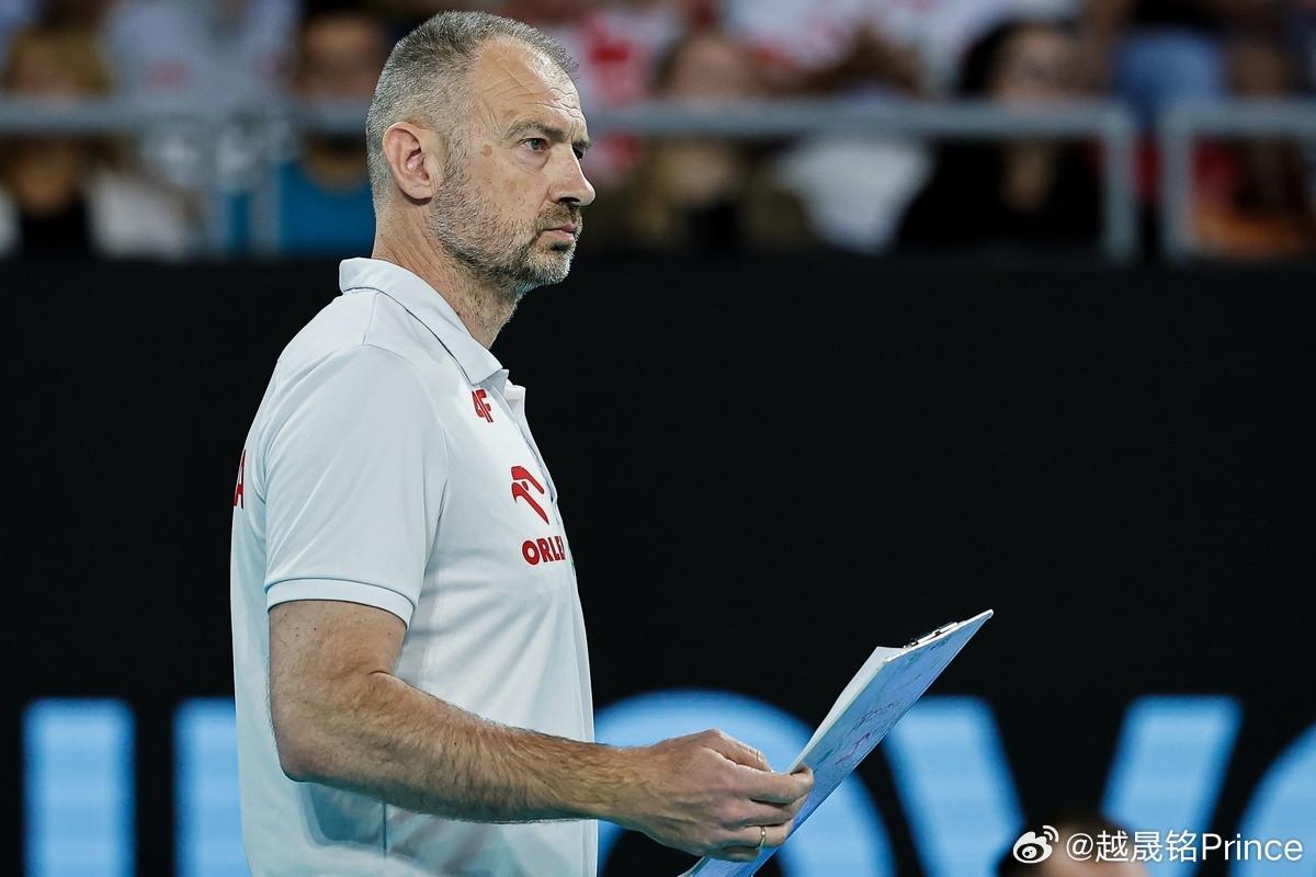 中国男排🏐波兰国家队主教练格尔比奇正在哈佛商学院学习波兰排球联合会主席塞巴